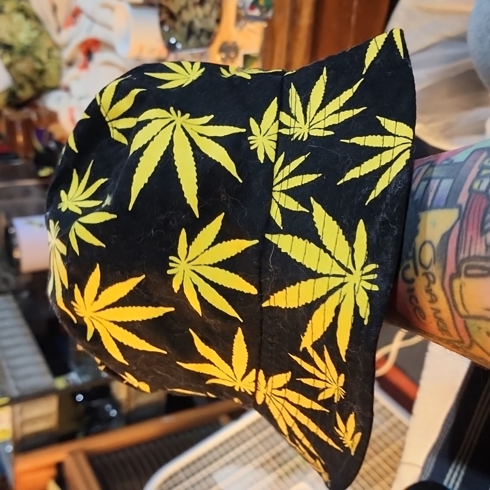 Hemp leaf bucket hat